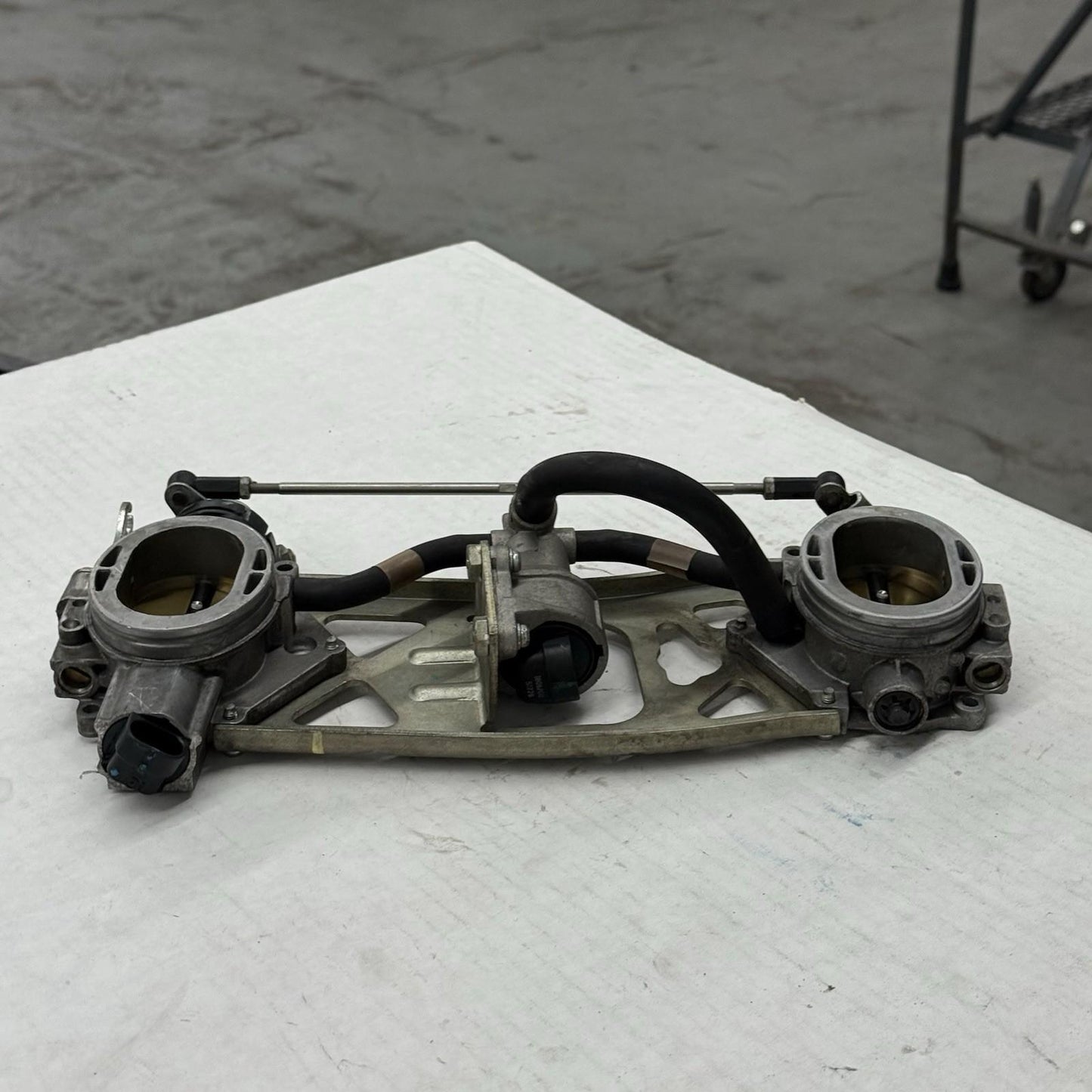 2008 - 2010 DUCATI 848 THROTTLE BODY injection unit superbike 28240803A