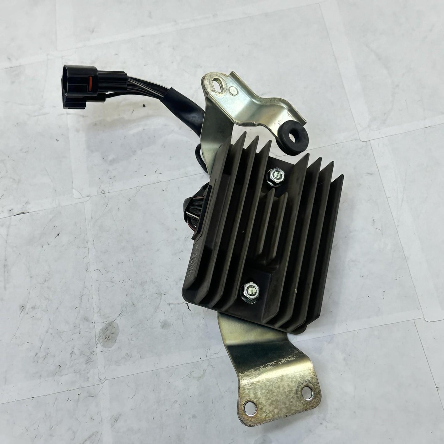 2011 - 2022 SUZUKI GSXR 600 GSXR 750 VOLTAGE REGULATOR RECTIFIER BRACKET OEM