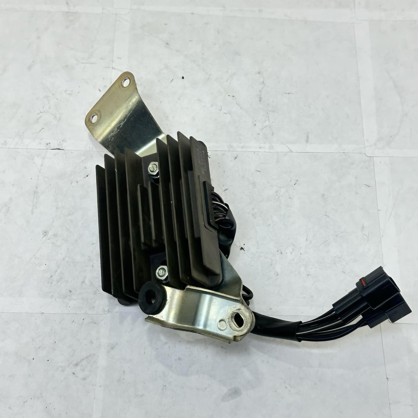 2011 - 2022 SUZUKI GSXR 600 GSXR 750 VOLTAGE REGULATOR RECTIFIER BRACKET OEM