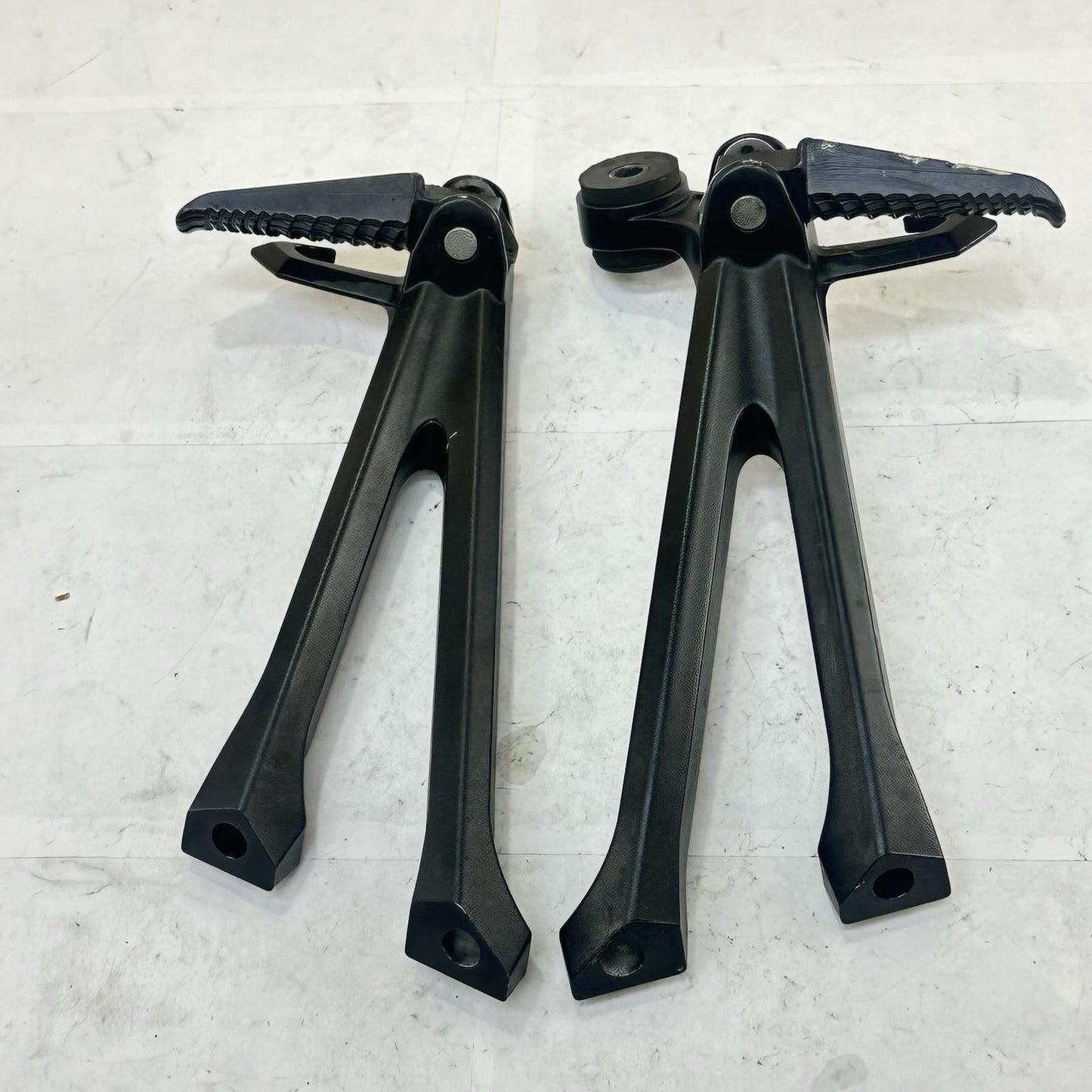 2011 - 2022 SUZUKI GSXR 600 GSXR 750 PASSENGER PEGS REAR FOOT REST LEFT RIGHT