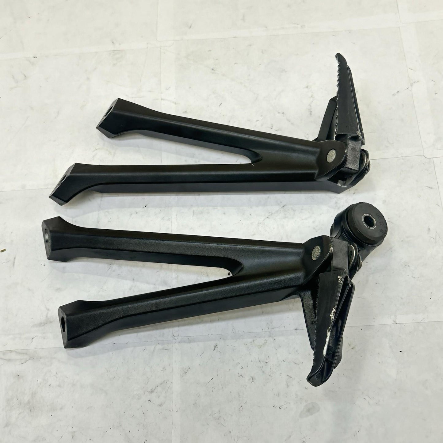 2011 - 2022 SUZUKI GSXR 600 GSXR 750 PASSENGER PEGS REAR FOOT REST LEFT RIGHT
