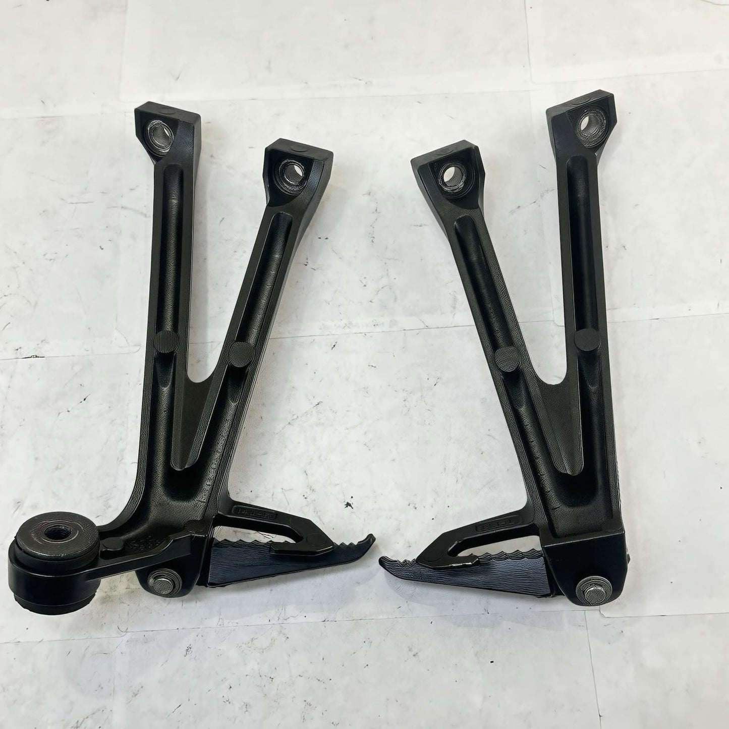 2011 - 2022 SUZUKI GSXR 600 GSXR 750 PASSENGER PEGS REAR FOOT REST LEFT RIGHT