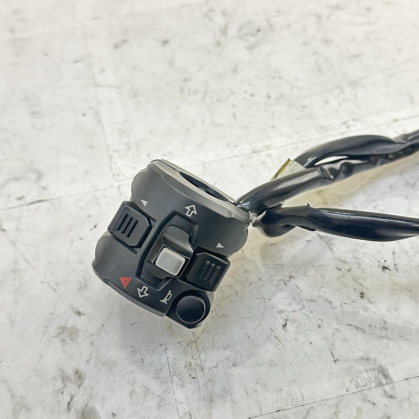 2016 - 2019 DUCATI 959 PANIGALE LEFT SWITCH HANDLE BAR CONTROL LIGHTS HORN OEM