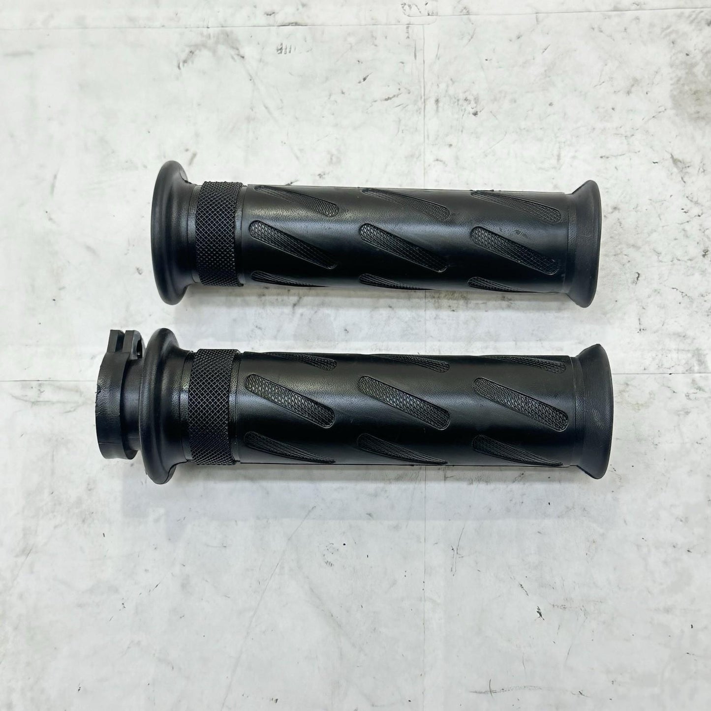 2016 - 2019 DUCATI 959 PANIGALE HANDLE BAR GRIPS LEFT RIGHT SET BLACK STOCK OEM