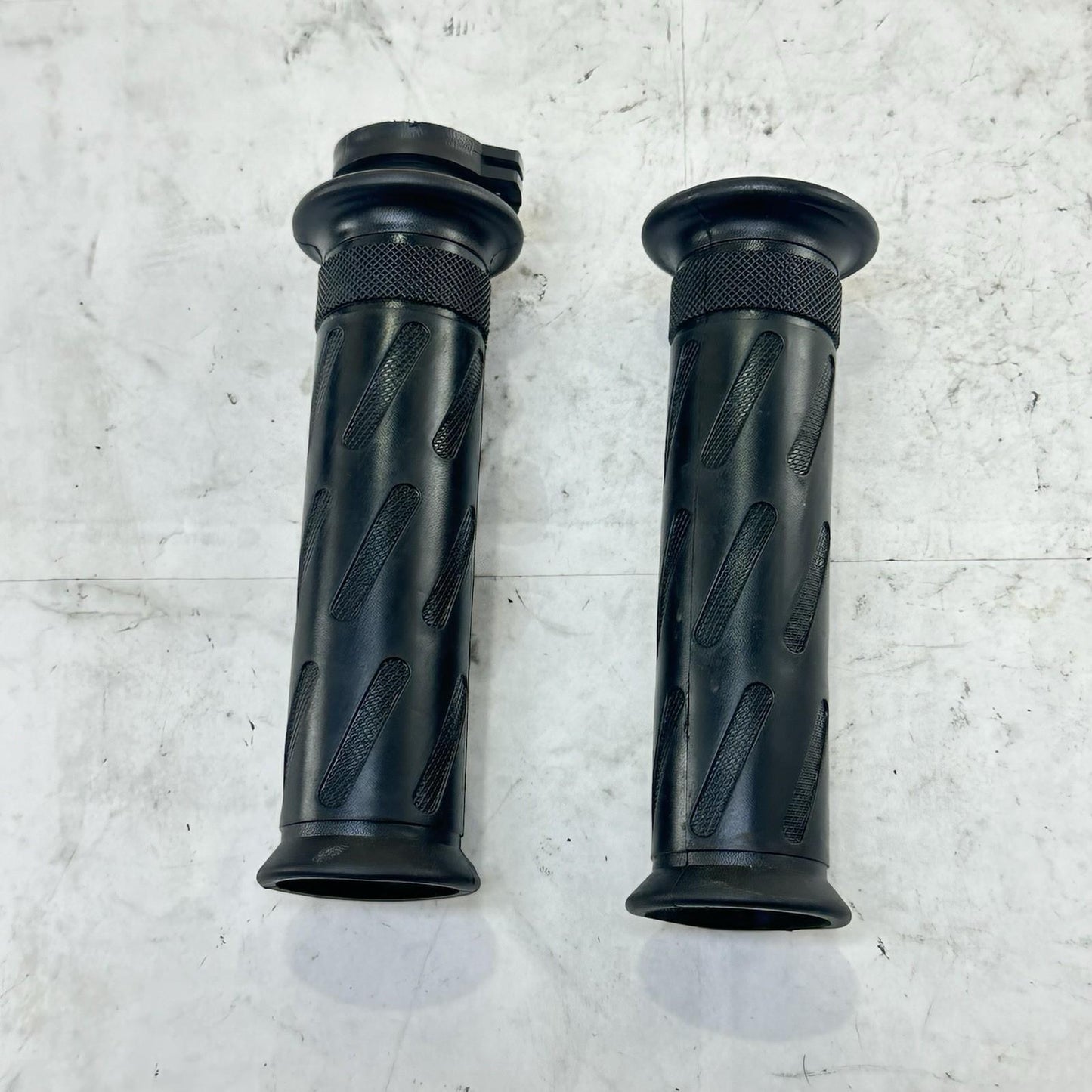 2016 - 2019 DUCATI 959 PANIGALE HANDLE BAR GRIPS LEFT RIGHT SET BLACK STOCK OEM