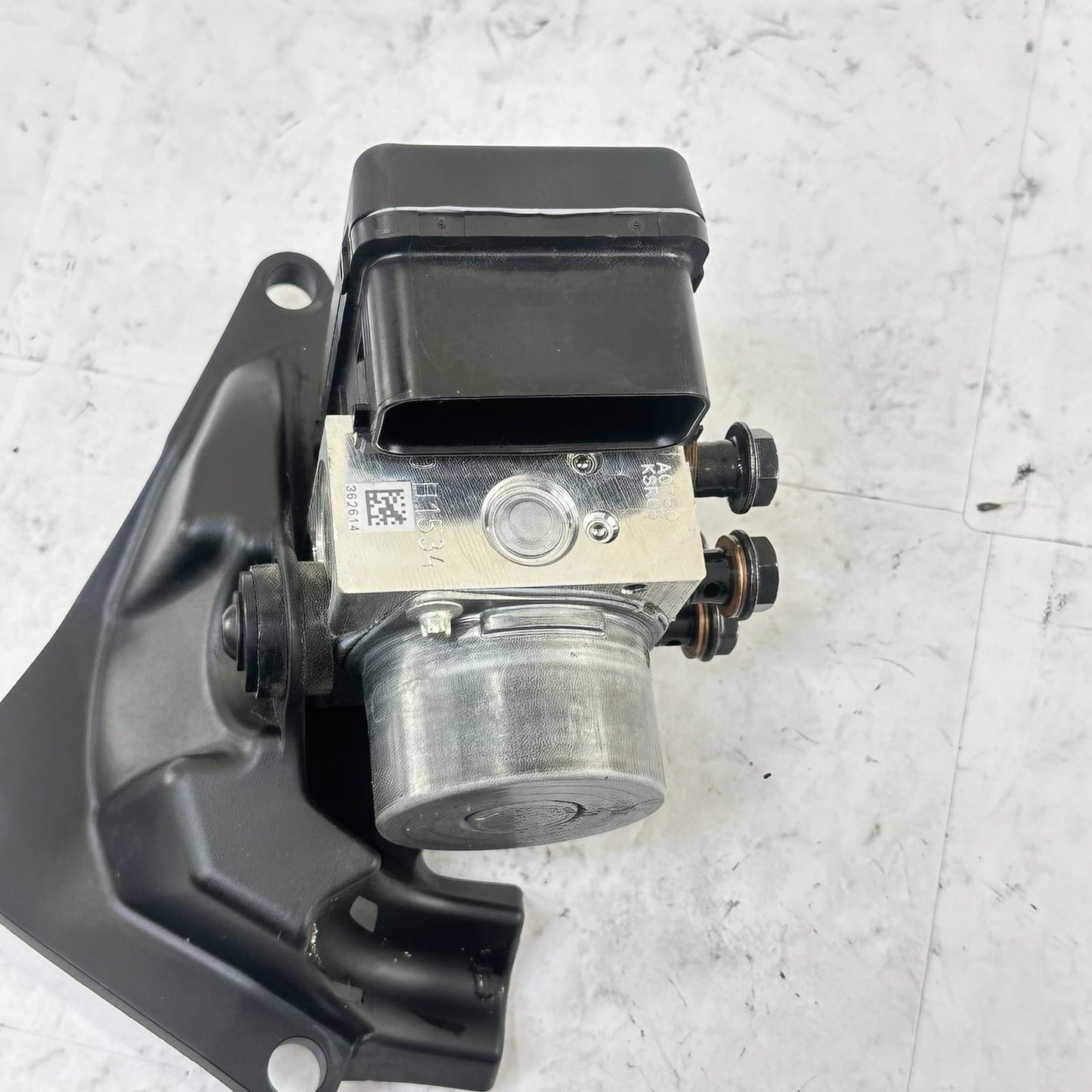 2016 - 2019 DUCATI 959 PANIGALE ABS PUMP MODULE BRAKE SYSTEM BRACKET BOLTS STOCK