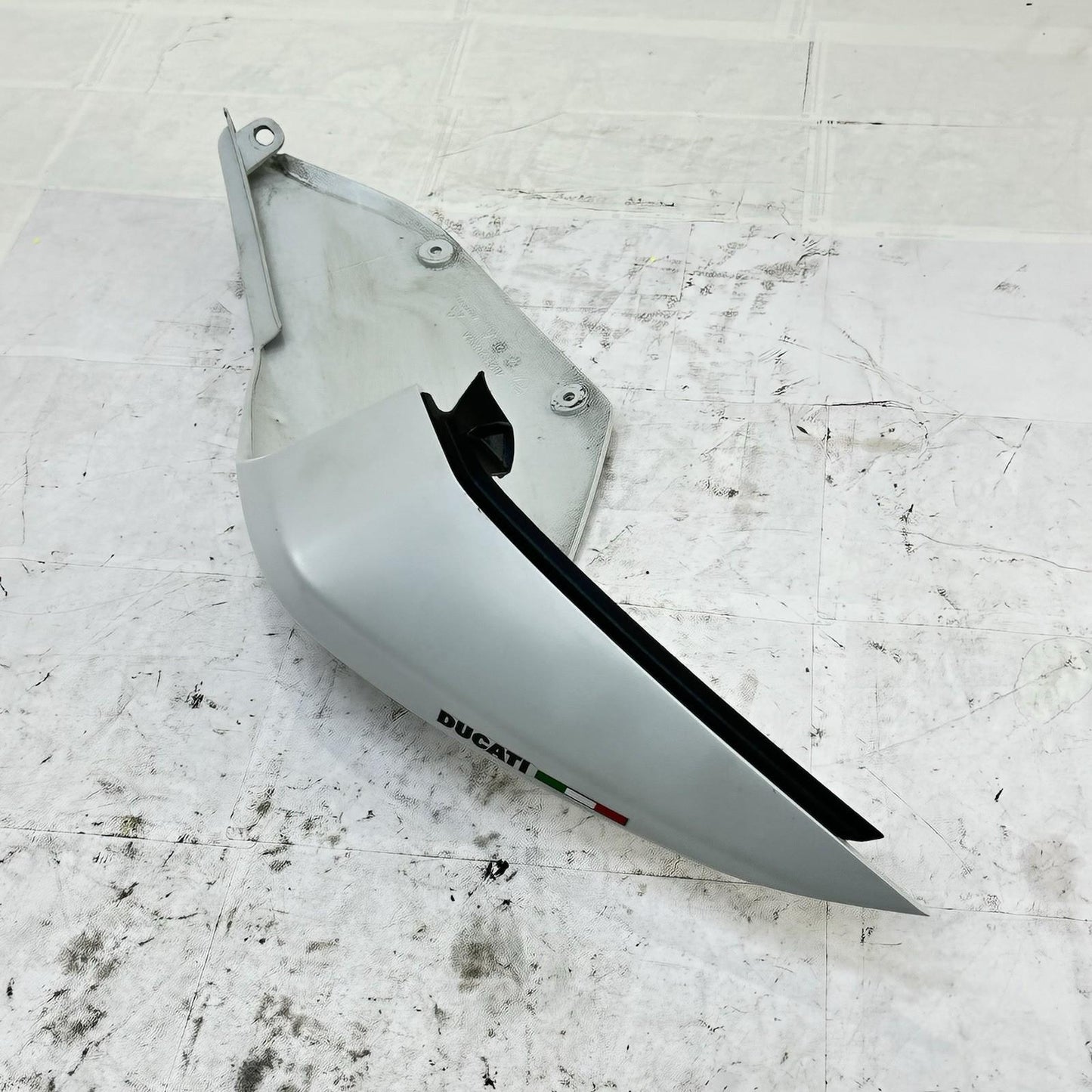 2016 - 2019 DUCATI 959 PANIGALE REAR LEFT TAIL FAIRING SIDE PLASTIC TRIM WHITE