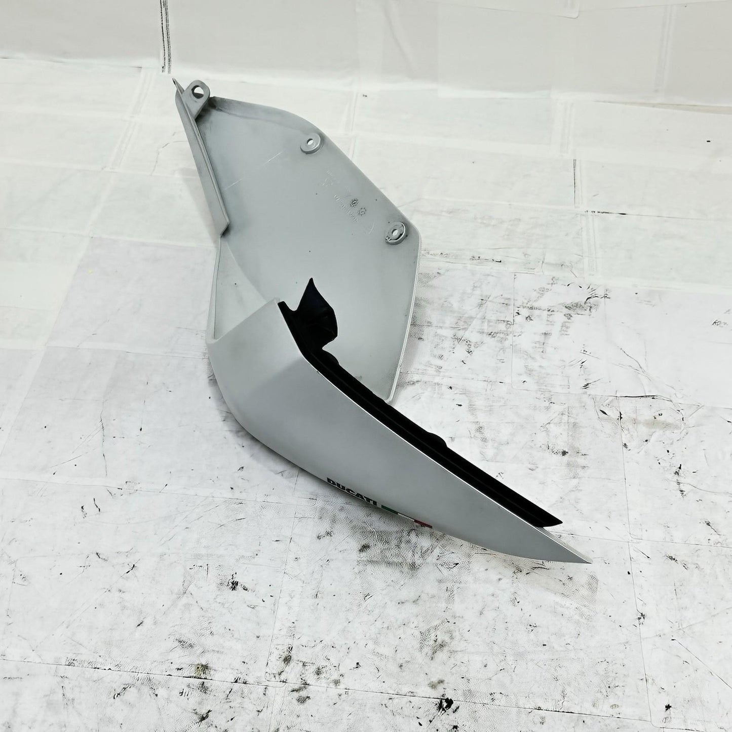 2016 - 2019 DUCATI 959 PANIGALE REAR LEFT TAIL FAIRING SIDE PLASTIC TRIM WHITE