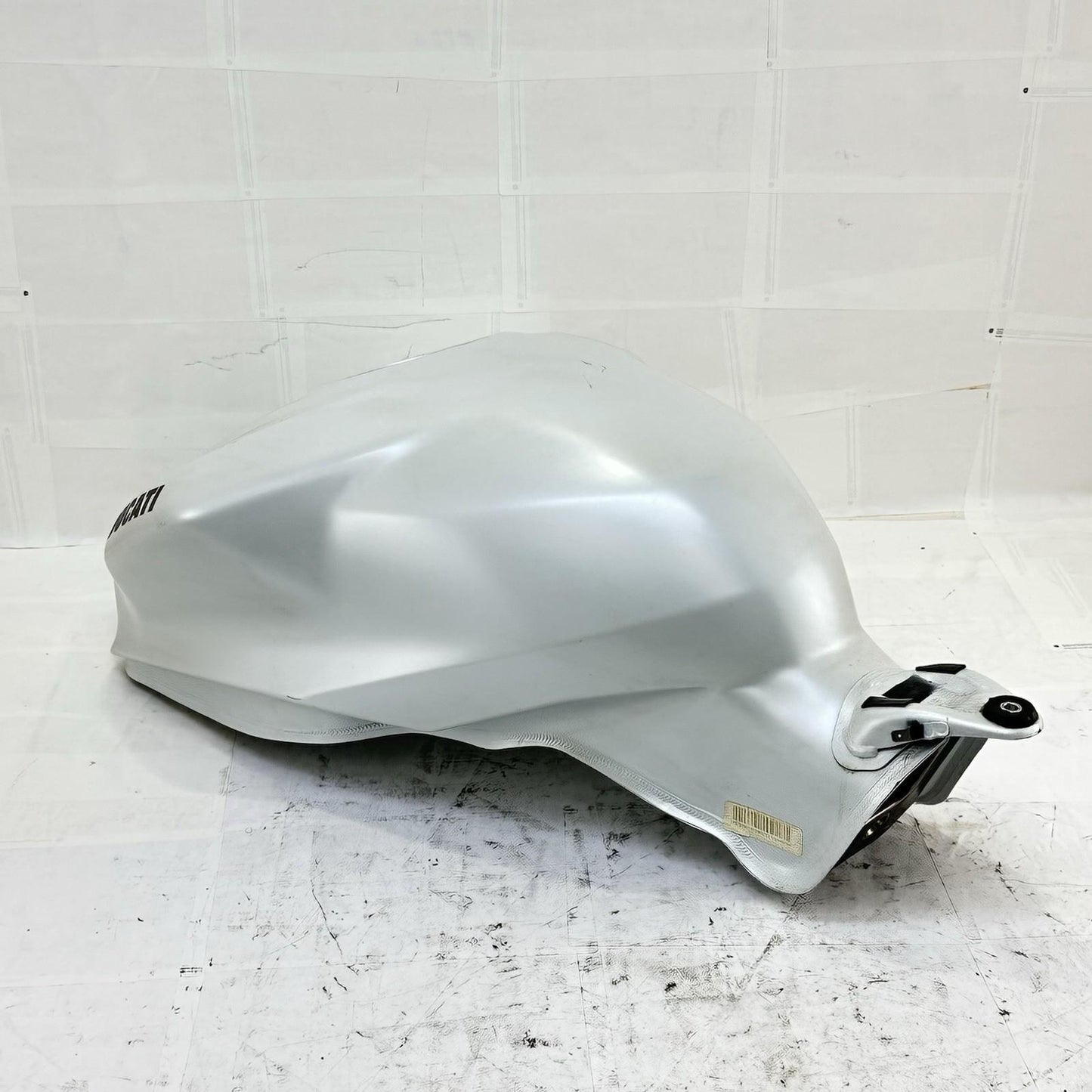 2016 - 2019 DUCATI 959 PANIGALE GAS TANK FUEL PETROL RESERVOIR WHITE *SCUFFED*