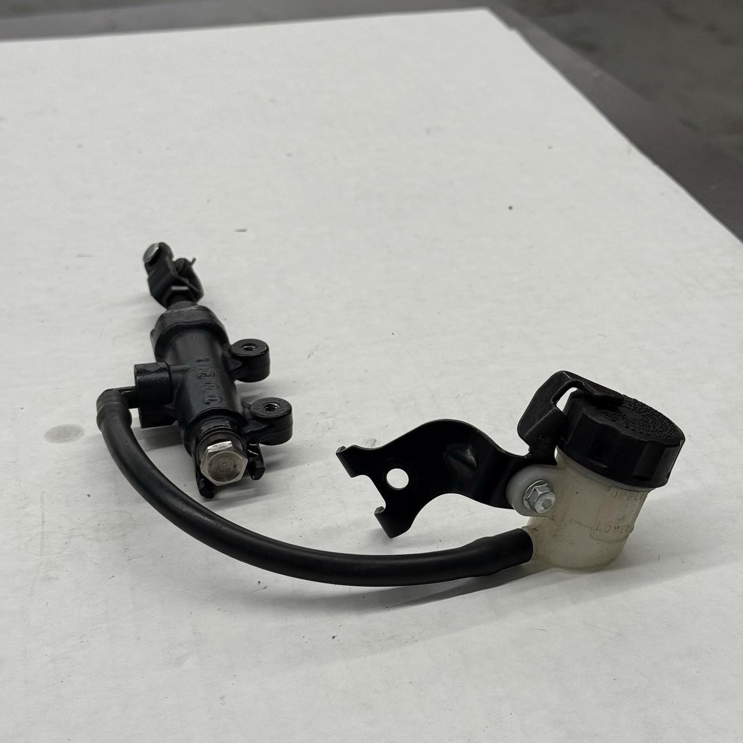 2017 - 2024 SUZUKI GSXR1000 R REAR BACK BRAKE MASTER CYLINDER W RESERVOIR STOCK