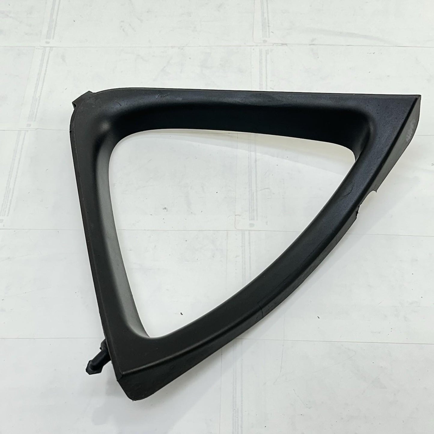 2013 - 2017 TRIUMPH DAYTONA 675 FRONT INFILL FAIRING LOWER RADIATOR V COWL STOCK