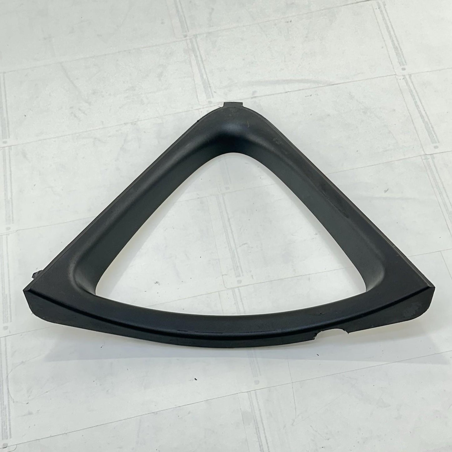 2013 - 2017 TRIUMPH DAYTONA 675 FRONT INFILL FAIRING LOWER RADIATOR V COWL STOCK