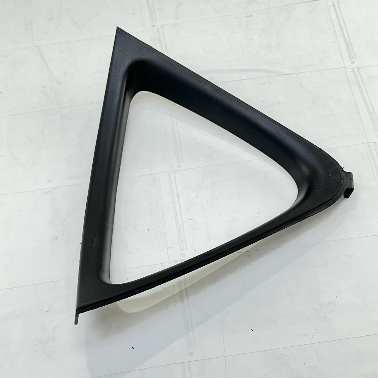 2013 - 2017 TRIUMPH DAYTONA 675 FRONT INFILL FAIRING LOWER RADIATOR V COWL STOCK