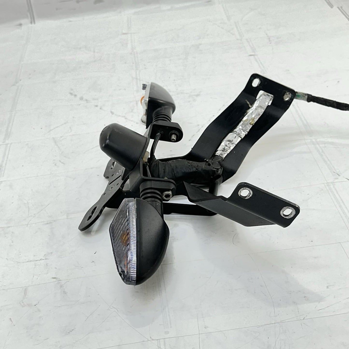 2013 - 2017 TRIUMPH DAYTONA 675 PLATE HOLDER REAR TURN SIGNALS LIGHT *DAMAGED*