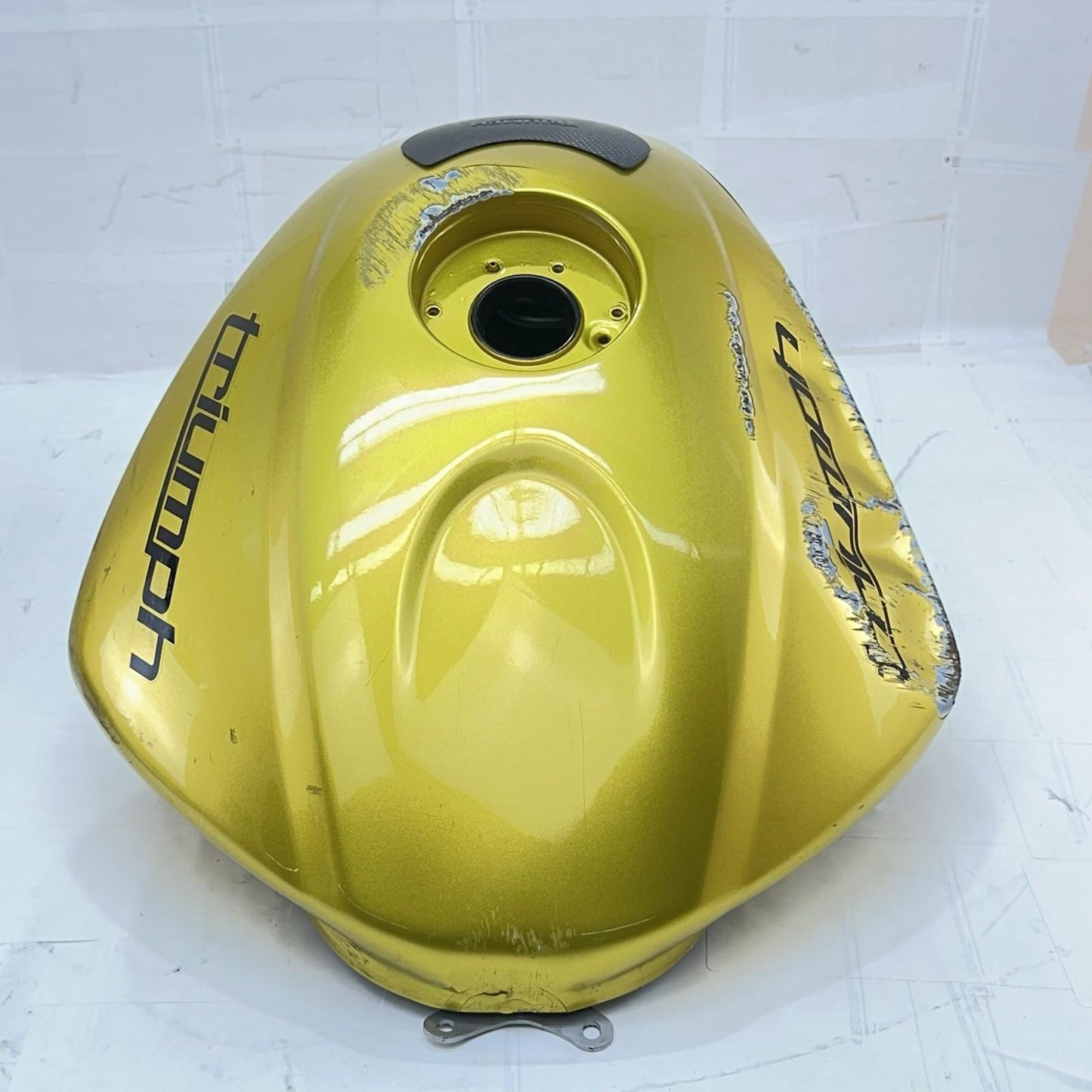 2013 - 2017 TRIUMPH DAYTONA 675 FUEL TANK GAS PETROL RESERVOIR YELLOW *DAMAGED*