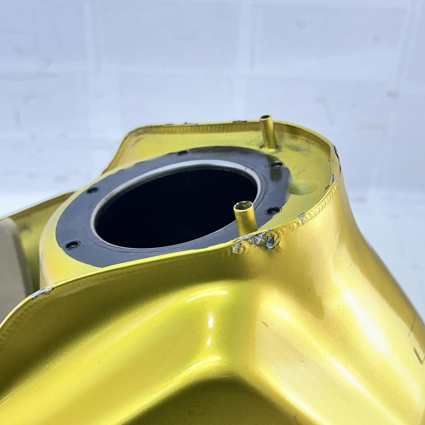 2013 - 2017 TRIUMPH DAYTONA 675 FUEL TANK GAS PETROL RESERVOIR YELLOW *DAMAGED*