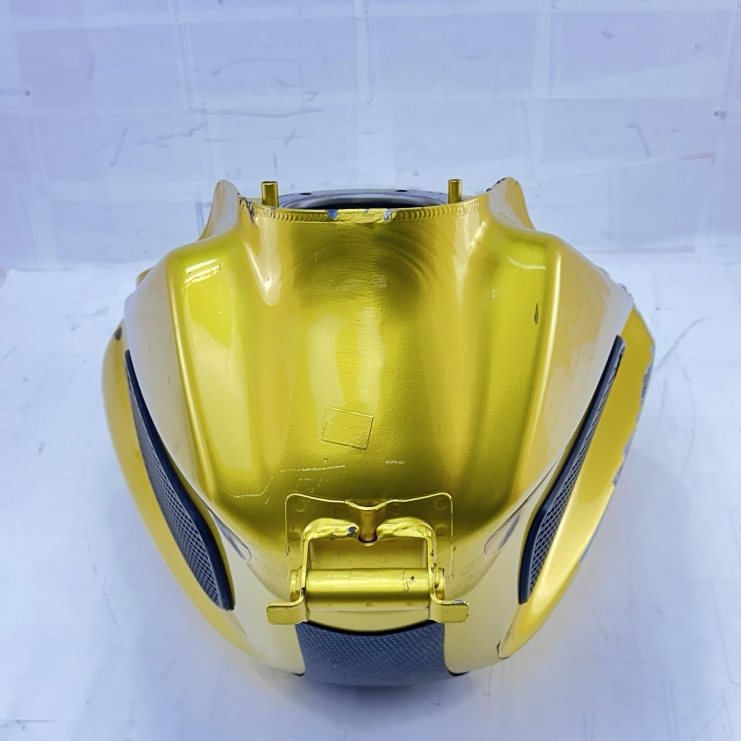 2013 - 2017 TRIUMPH DAYTONA 675 FUEL TANK GAS PETROL RESERVOIR YELLOW *DAMAGED*