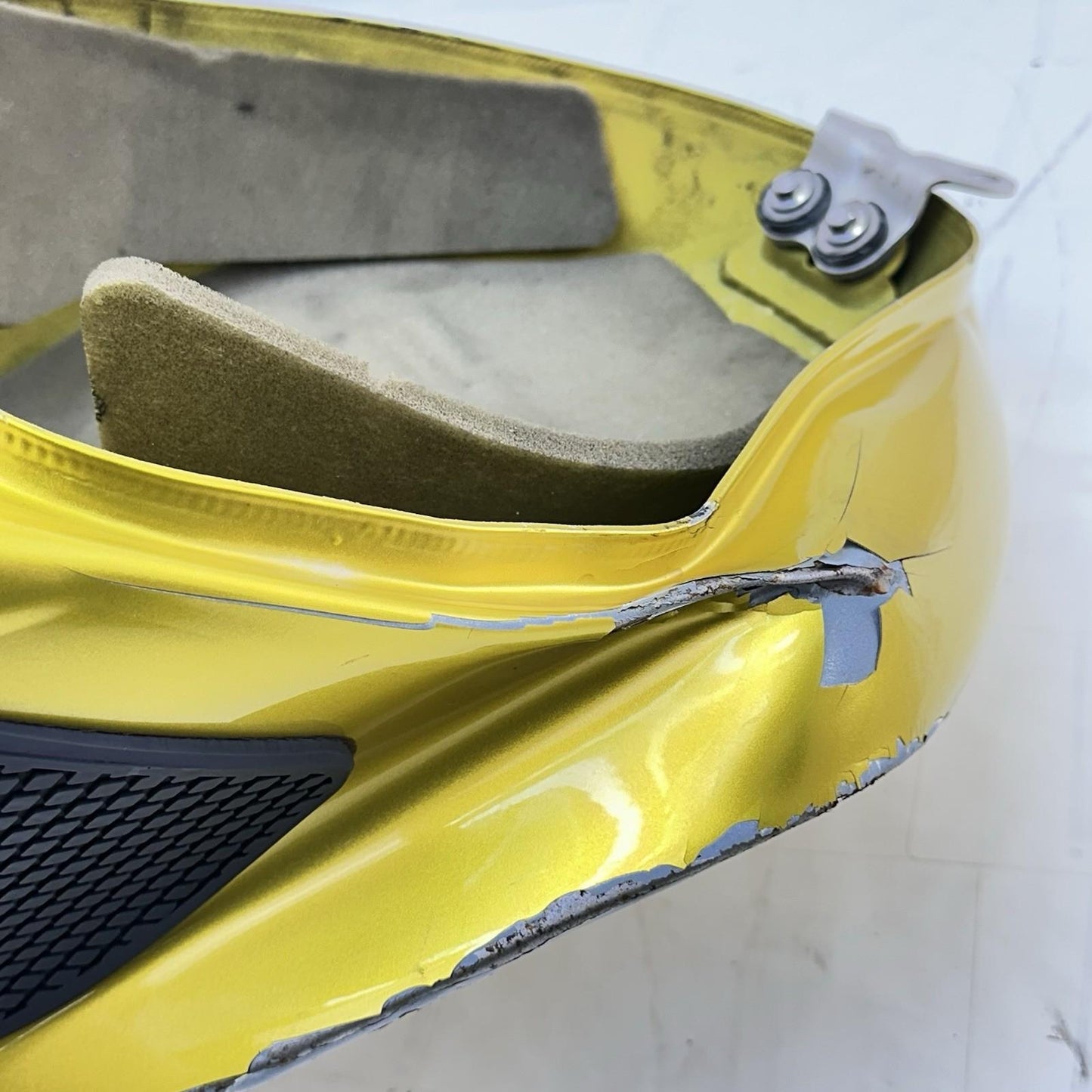 2013 - 2017 TRIUMPH DAYTONA 675 FUEL TANK GAS PETROL RESERVOIR YELLOW *DAMAGED*
