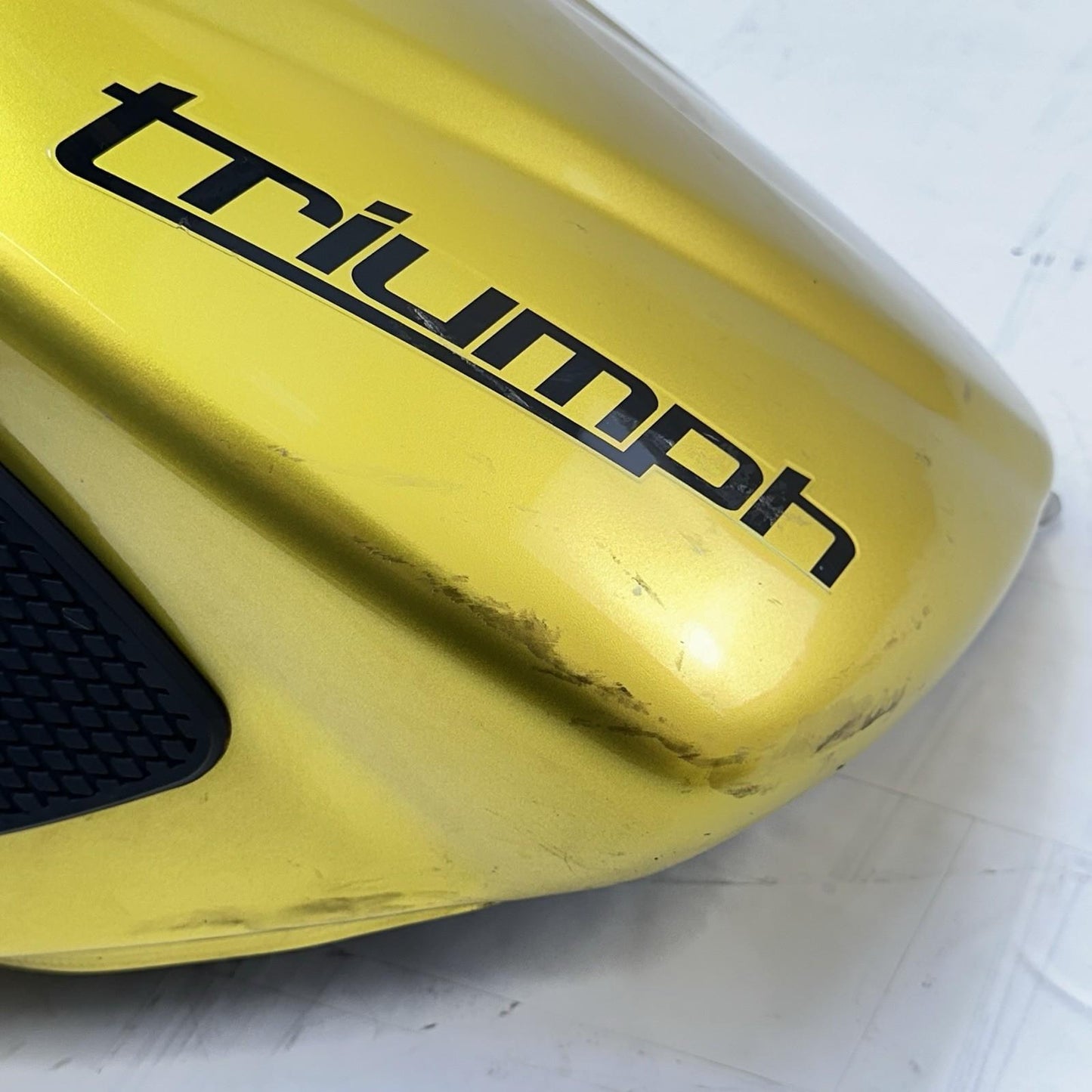2013 - 2017 TRIUMPH DAYTONA 675 FUEL TANK GAS PETROL RESERVOIR YELLOW *DAMAGED*