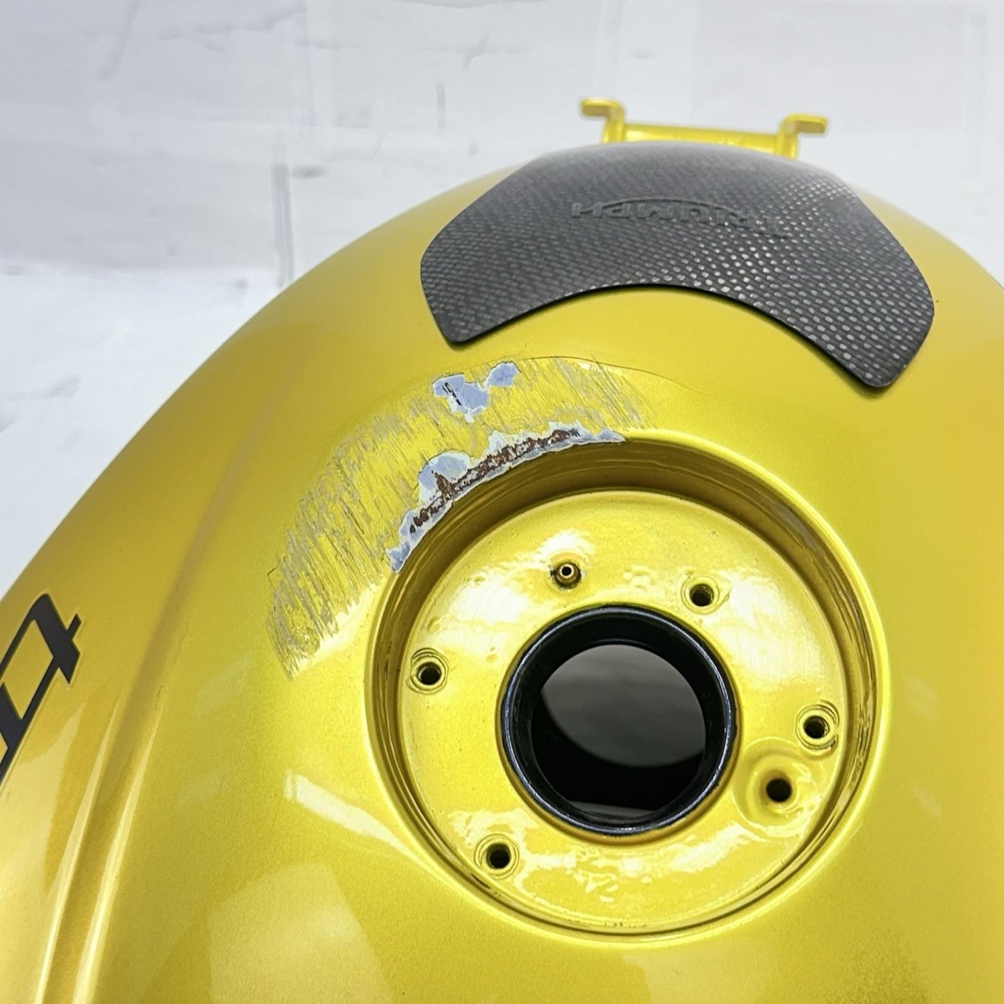 2013 - 2017 TRIUMPH DAYTONA 675 FUEL TANK GAS PETROL RESERVOIR YELLOW *DAMAGED*