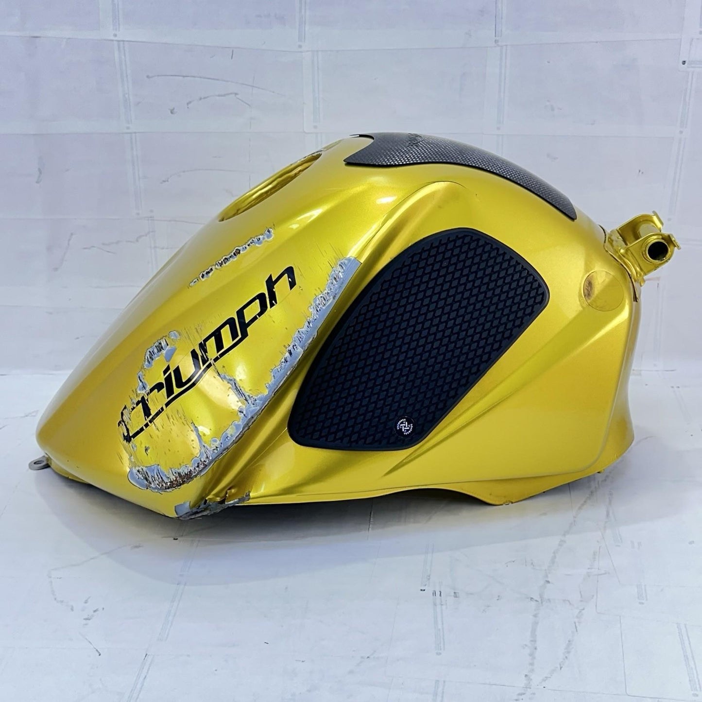 2013 - 2017 TRIUMPH DAYTONA 675 FUEL TANK GAS PETROL RESERVOIR YELLOW *DAMAGED*