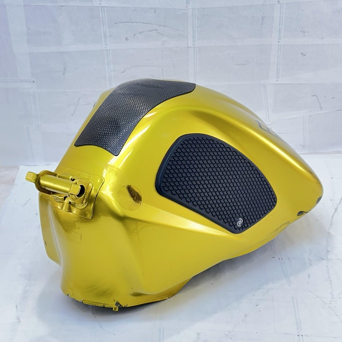 2013 - 2017 TRIUMPH DAYTONA 675 FUEL TANK GAS PETROL RESERVOIR YELLOW *DAMAGED*