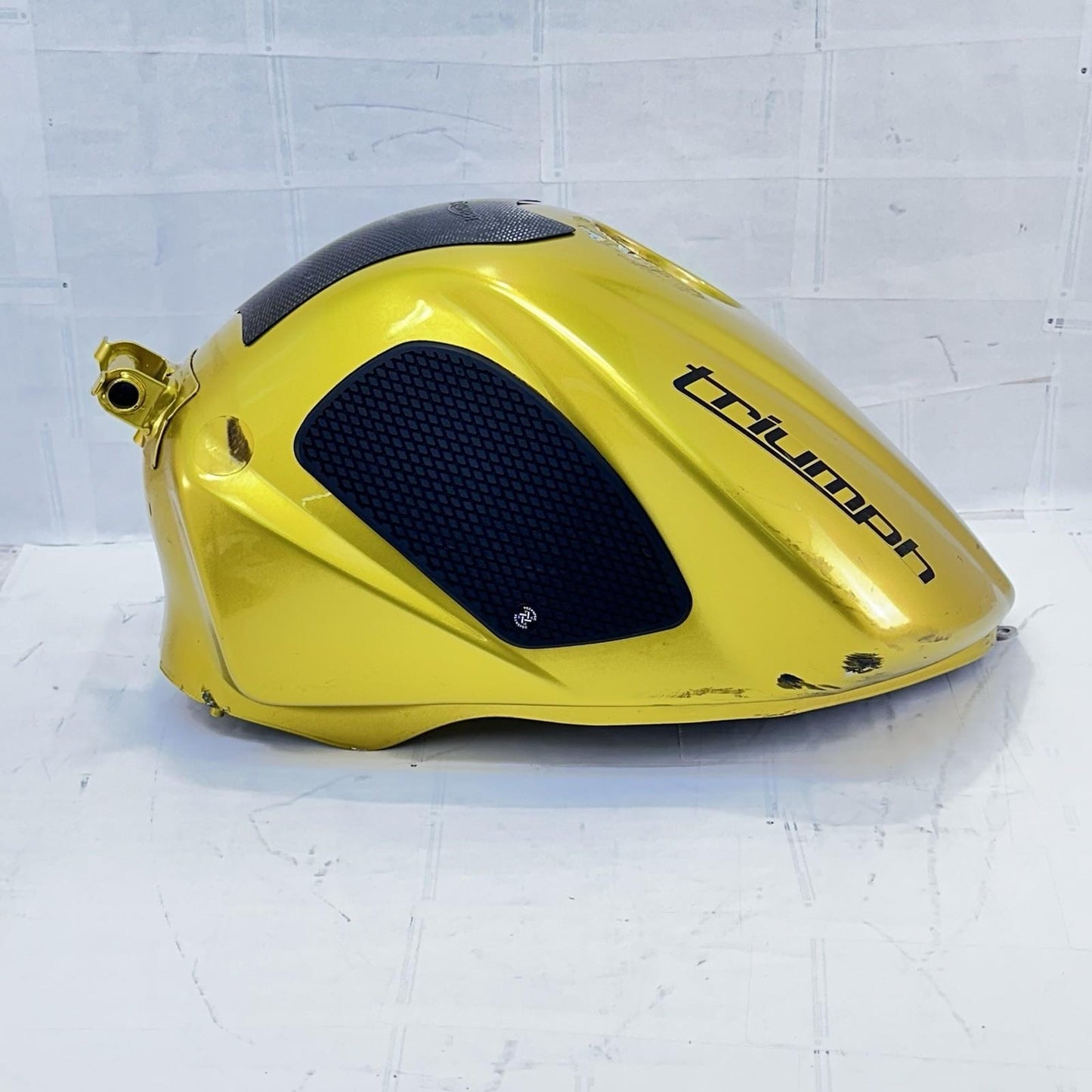 2013 - 2017 TRIUMPH DAYTONA 675 FUEL TANK GAS PETROL RESERVOIR YELLOW *DAMAGED*