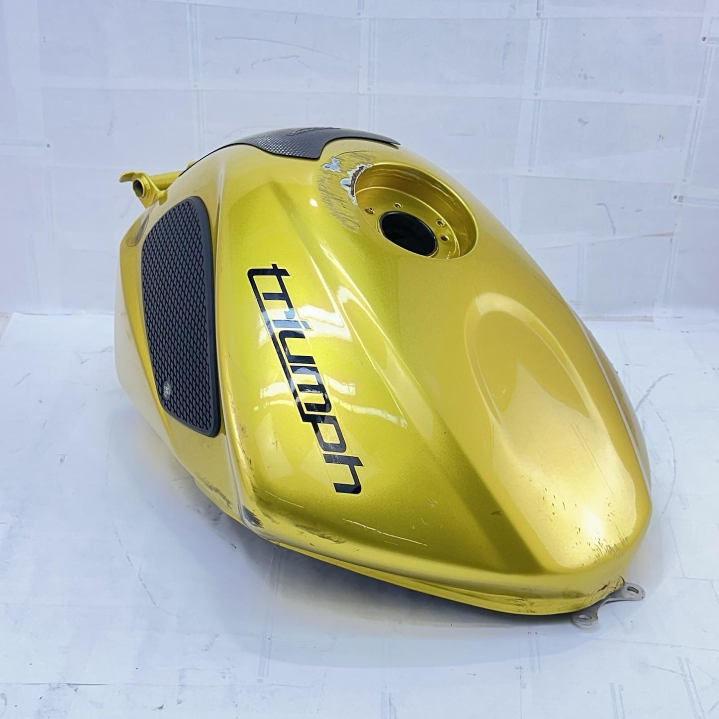 2013 - 2017 TRIUMPH DAYTONA 675 FUEL TANK GAS PETROL RESERVOIR YELLOW *DAMAGED*