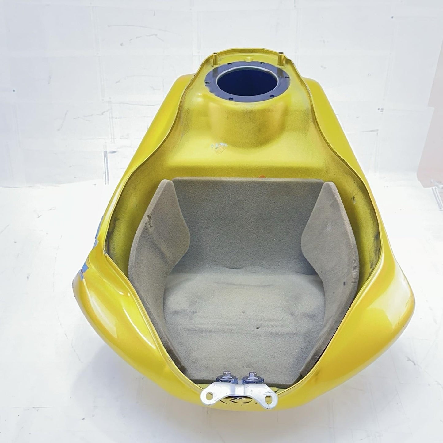 2013 - 2017 TRIUMPH DAYTONA 675 FUEL TANK GAS PETROL RESERVOIR YELLOW *DAMAGED*