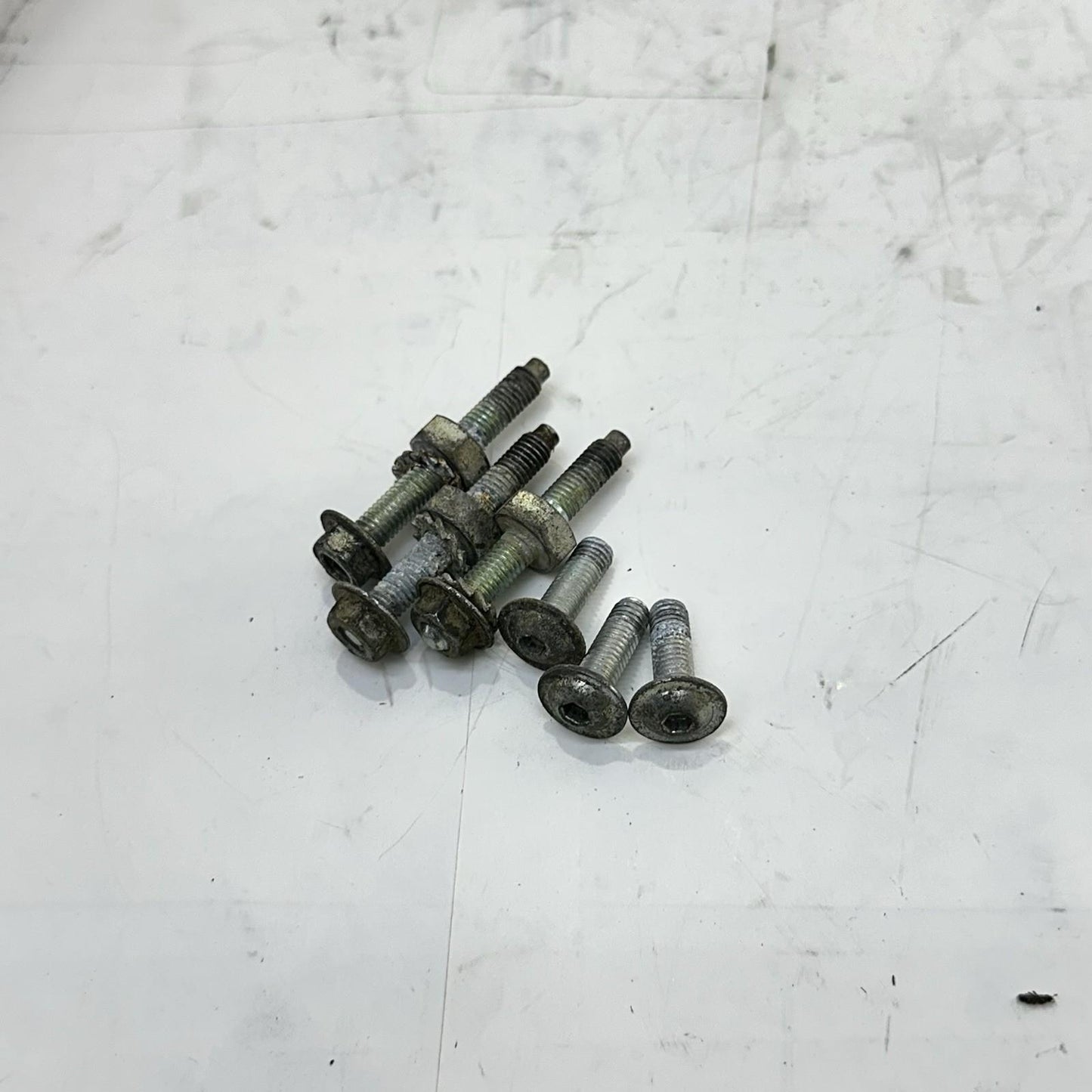 2016 - 2018 DUCATI HYPERMOTARD 939 FUEL PUMP GAS SENDING UNIT PETROL COVER BOLTS