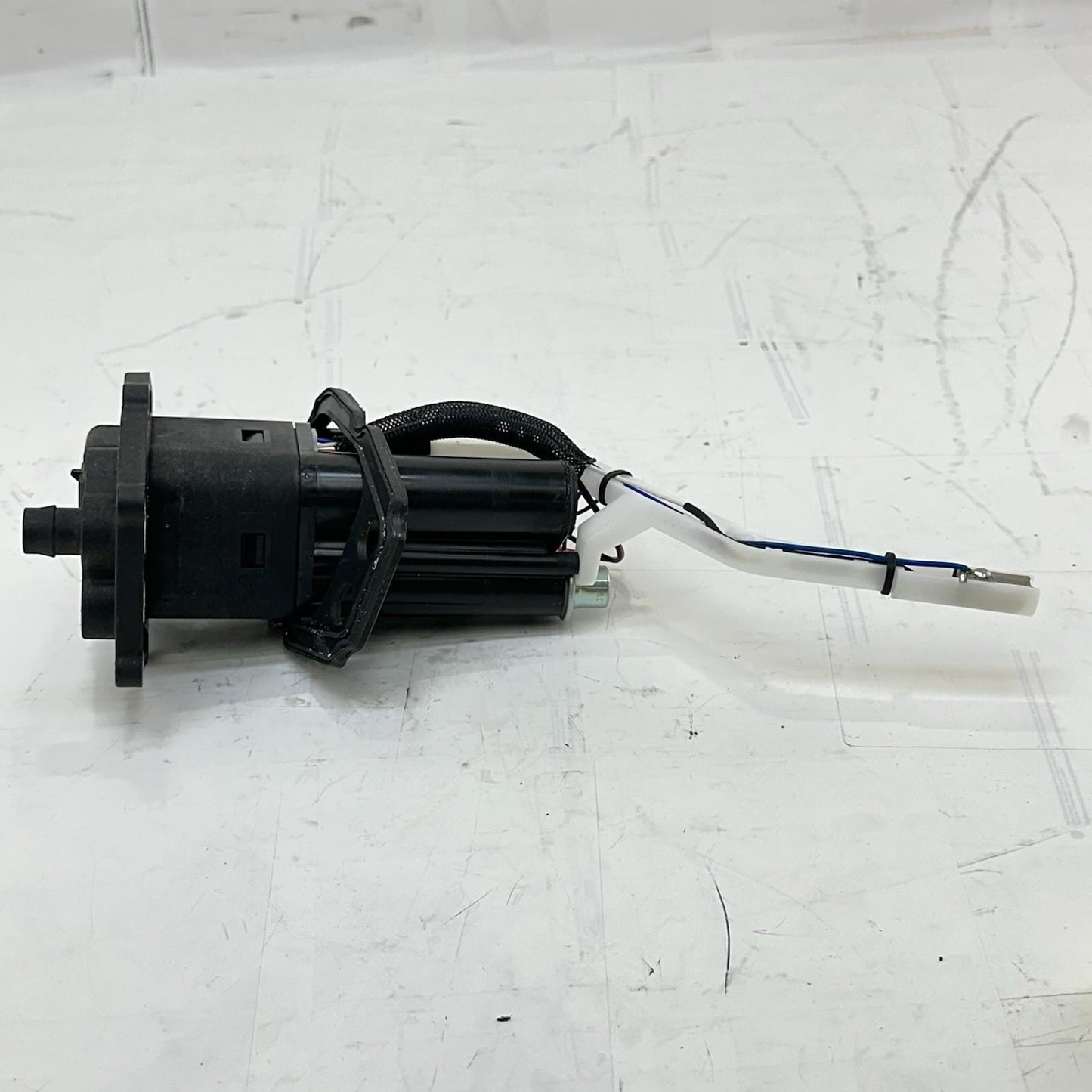 2016 - 2018 DUCATI HYPERMOTARD 939 FUEL PUMP GAS SENDING UNIT PETROL COVER BOLTS