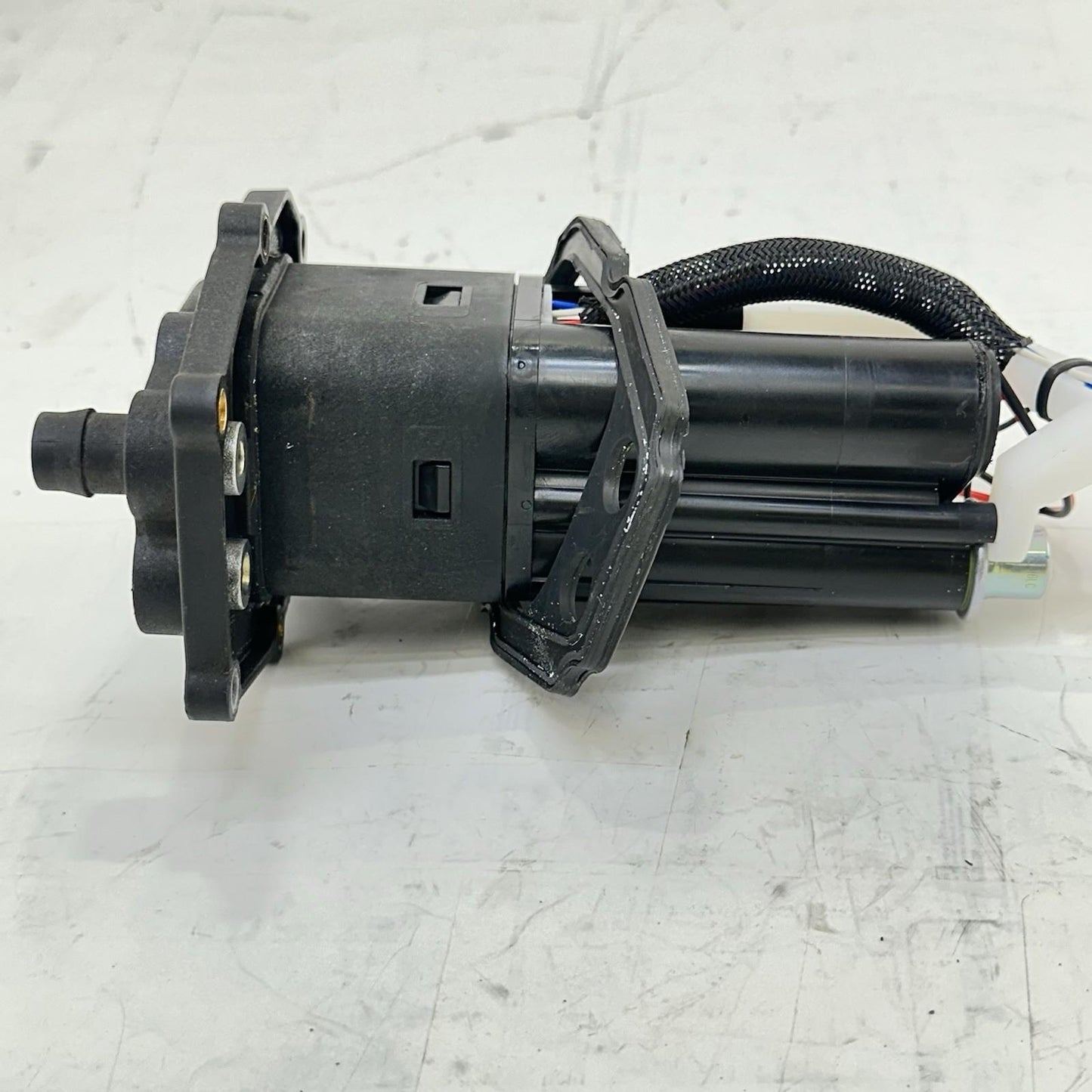 2016 - 2018 DUCATI HYPERMOTARD 939 FUEL PUMP GAS SENDING UNIT PETROL COVER BOLTS