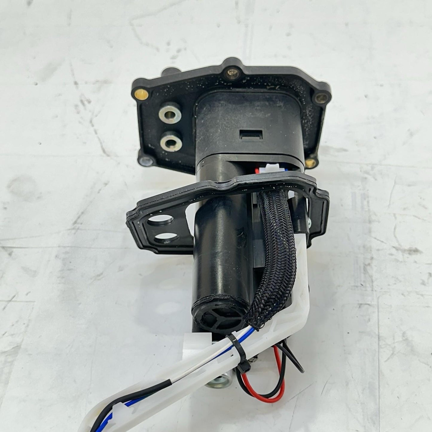 2016 - 2018 DUCATI HYPERMOTARD 939 FUEL PUMP GAS SENDING UNIT PETROL COVER BOLTS