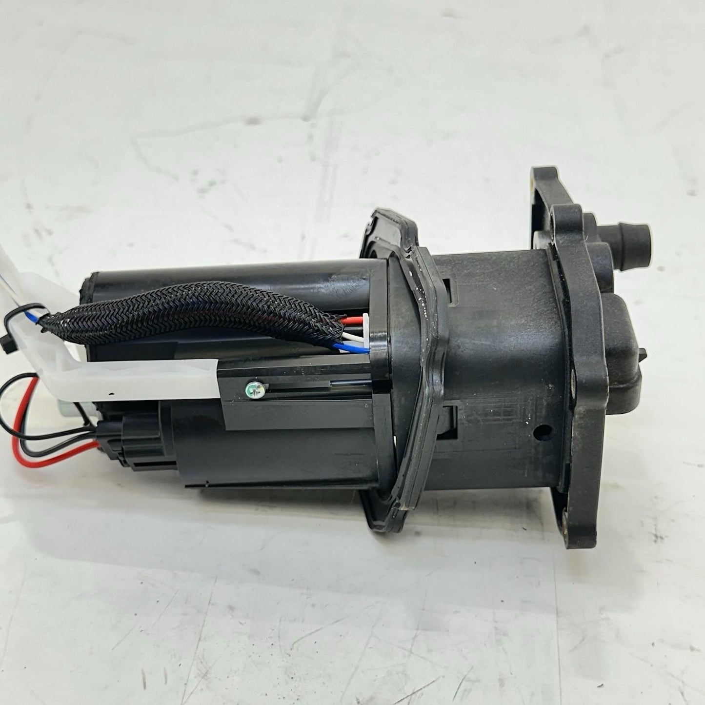 2016 - 2018 DUCATI HYPERMOTARD 939 FUEL PUMP GAS SENDING UNIT PETROL COVER BOLTS