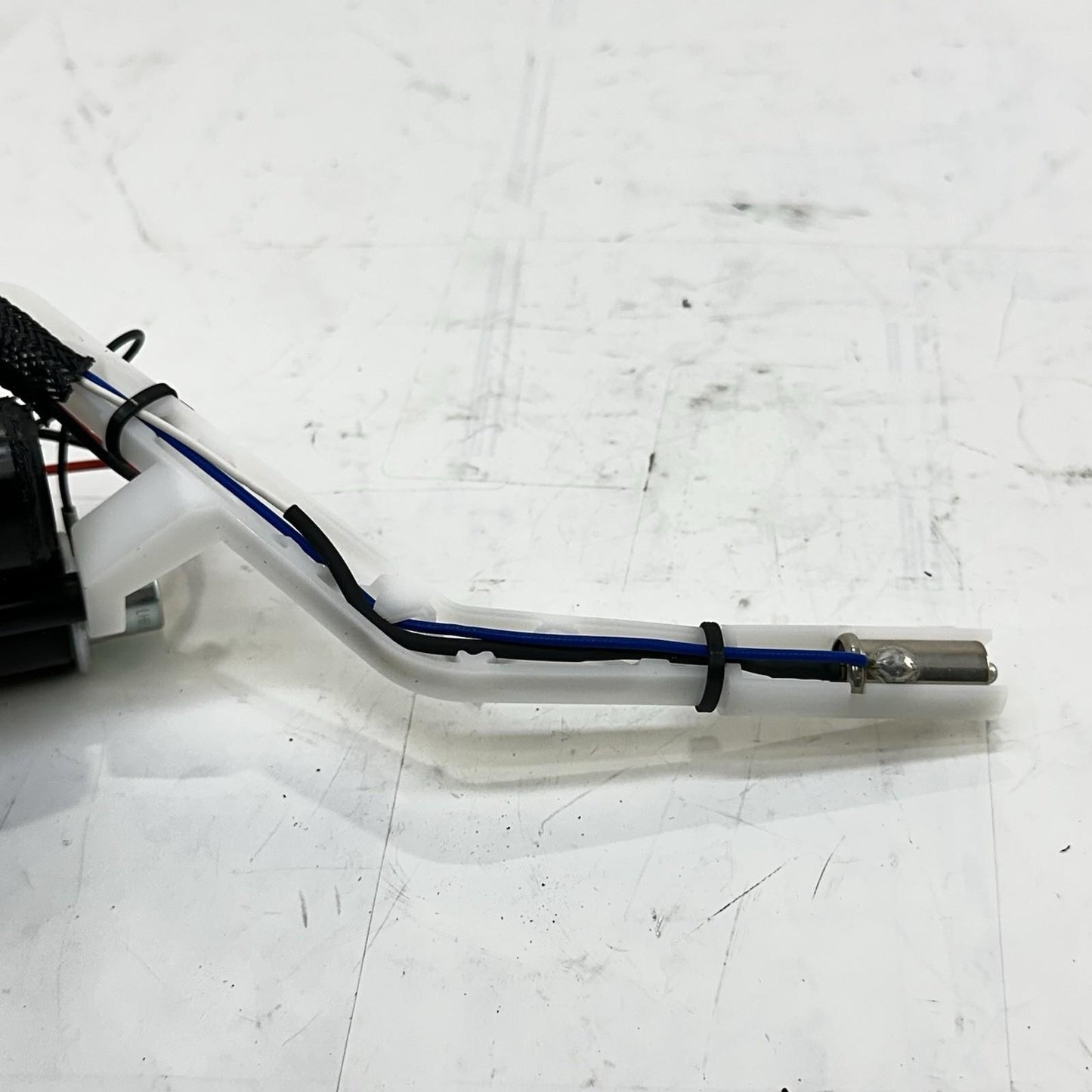 2016 - 2018 DUCATI HYPERMOTARD 939 FUEL PUMP GAS SENDING UNIT PETROL COVER BOLTS