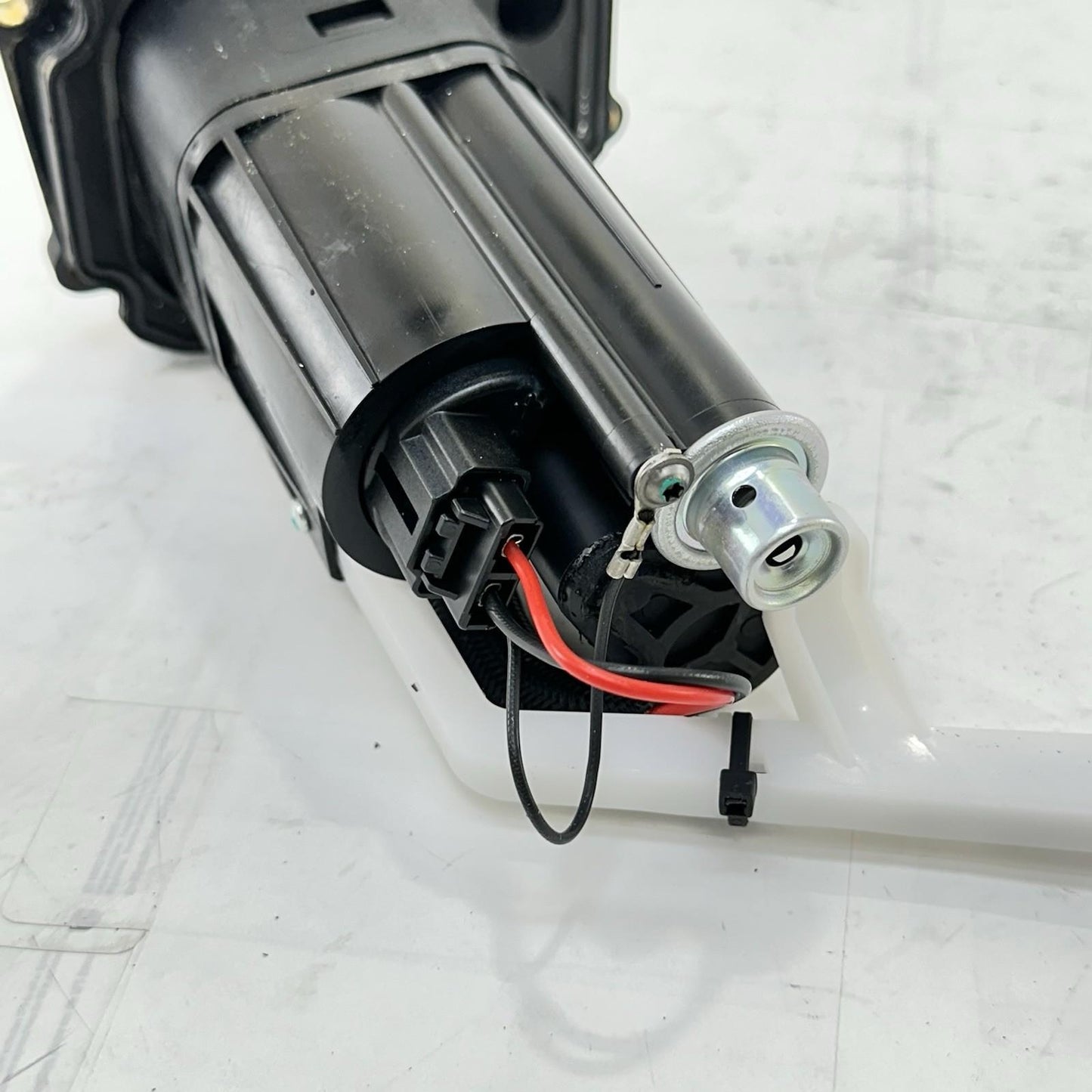 2016 - 2018 DUCATI HYPERMOTARD 939 FUEL PUMP GAS SENDING UNIT PETROL COVER BOLTS