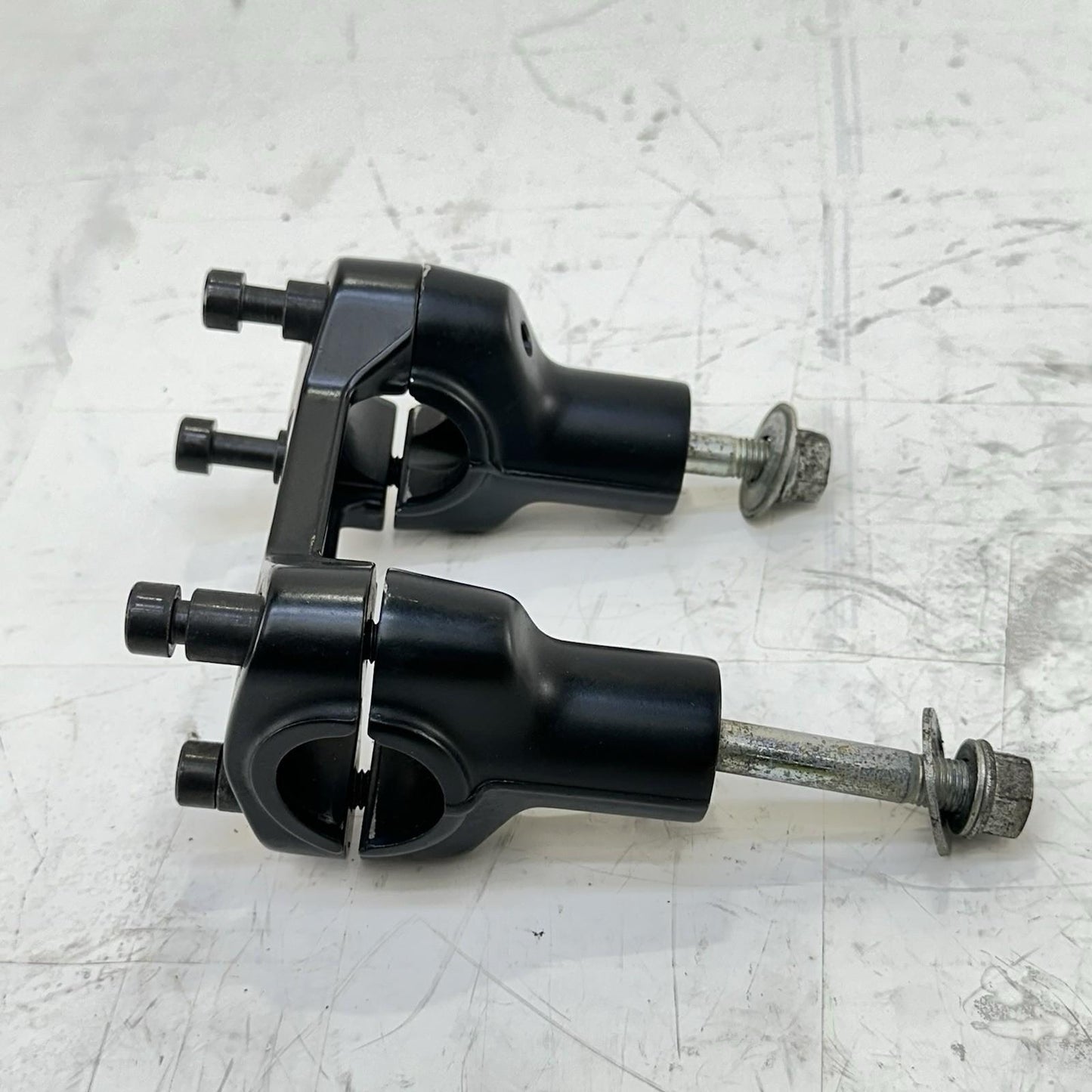 2016 - 2018 DUCATI HYPERMOTARD 939 HANDLEBAR RISERS CLAMP HANDLE BAR BOLTS