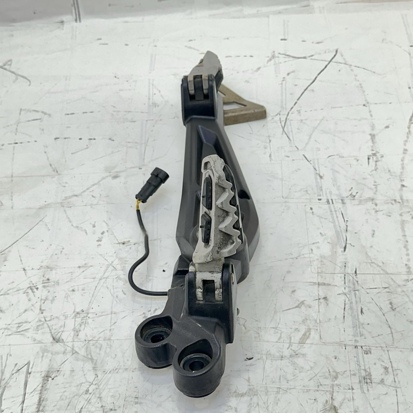 2016 - 2018 DUCATI HYPERMOTARD 939 FOOT REST PEGS PLATE BRACKET HOLDER *SCUFFED*