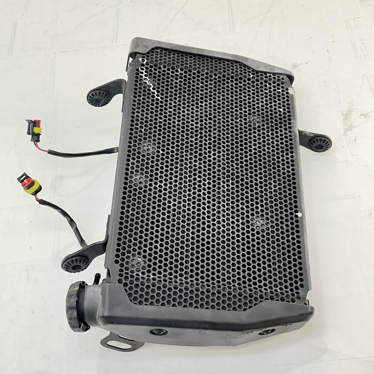 2016 - 2018 DUCATI HYPERMOTARD 939 RADIATOR ENGINE COOLING FANS GUARD SET MOTOR