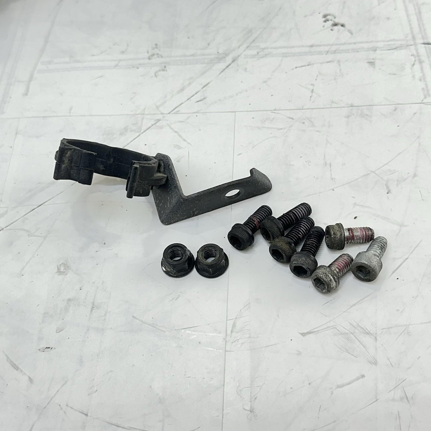 2016 - 2018 DUCATI HYPERMOTARD 939 THROTTLE BODIES LINES BOLTS HARDWARE SET PAIR