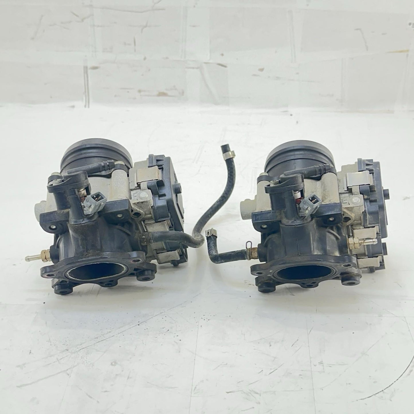 2016 - 2018 DUCATI HYPERMOTARD 939 THROTTLE BODIES LINES BOLTS HARDWARE SET PAIR