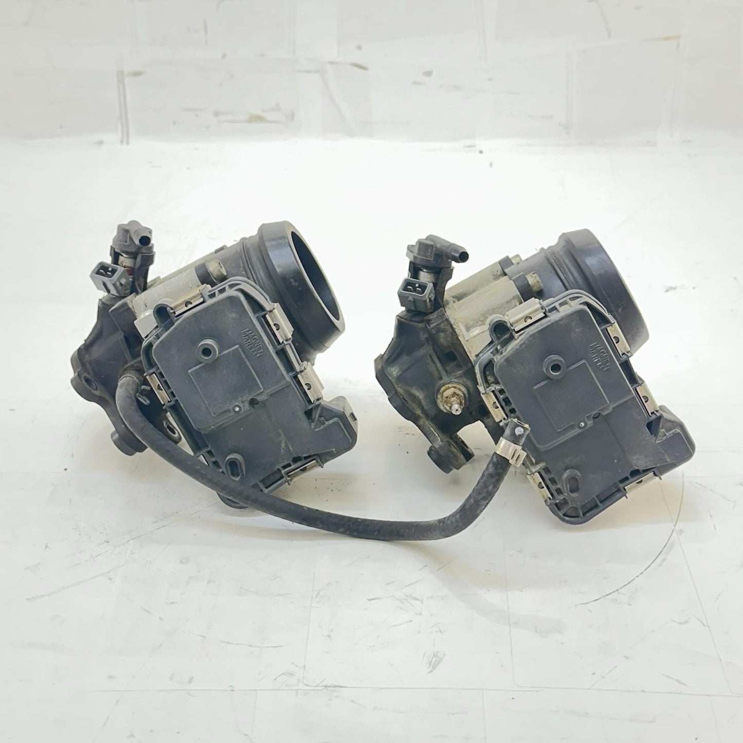 2016 - 2018 DUCATI HYPERMOTARD 939 THROTTLE BODIES LINES BOLTS HARDWARE SET PAIR