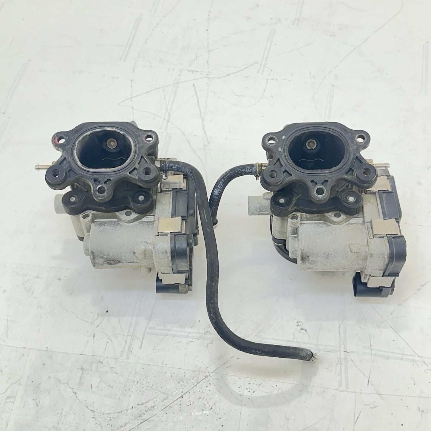 2016 - 2018 DUCATI HYPERMOTARD 939 THROTTLE BODIES LINES BOLTS HARDWARE SET PAIR
