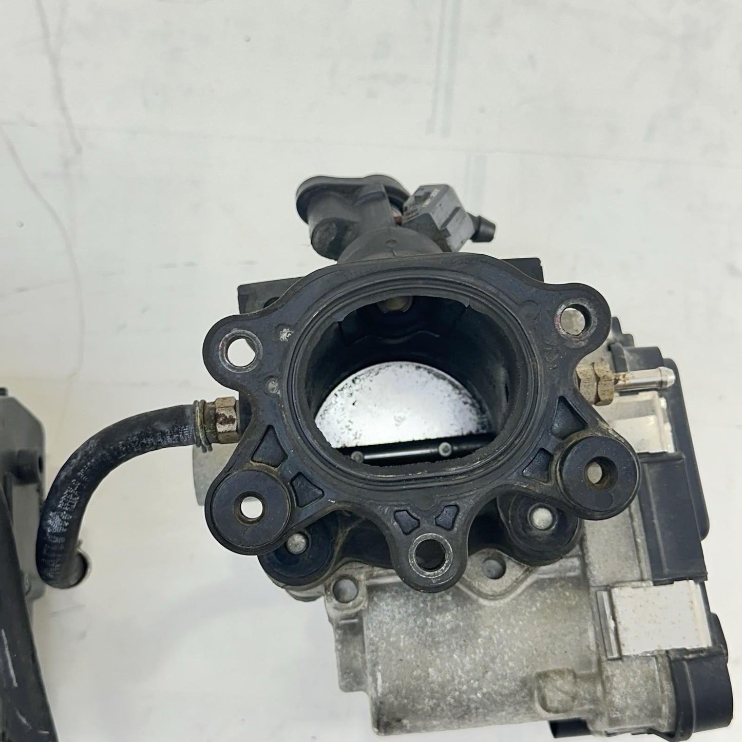 2016 - 2018 DUCATI HYPERMOTARD 939 THROTTLE BODIES LINES BOLTS HARDWARE SET PAIR