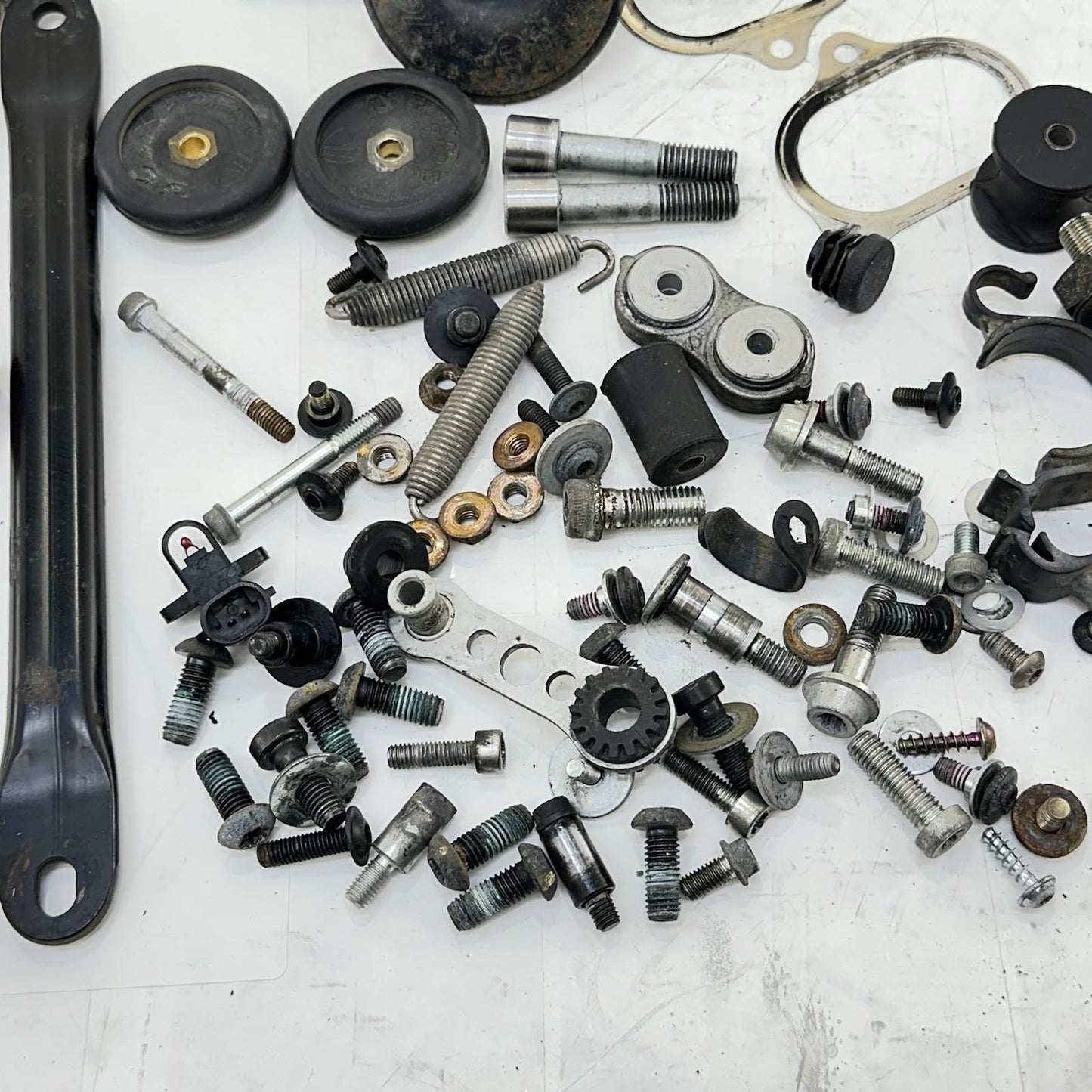 2016 - 2018 DUCATI HYPERMOTARD 939 BOLTS PARTS NUTS SCREWS HARDWARE BRACKETS SET