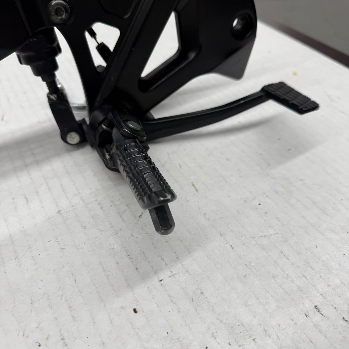 2017 - 2025 SUZUKI GSXR1000R RIGHT REARSET REAR SET DRIVER FOOT PEG REST MASTER