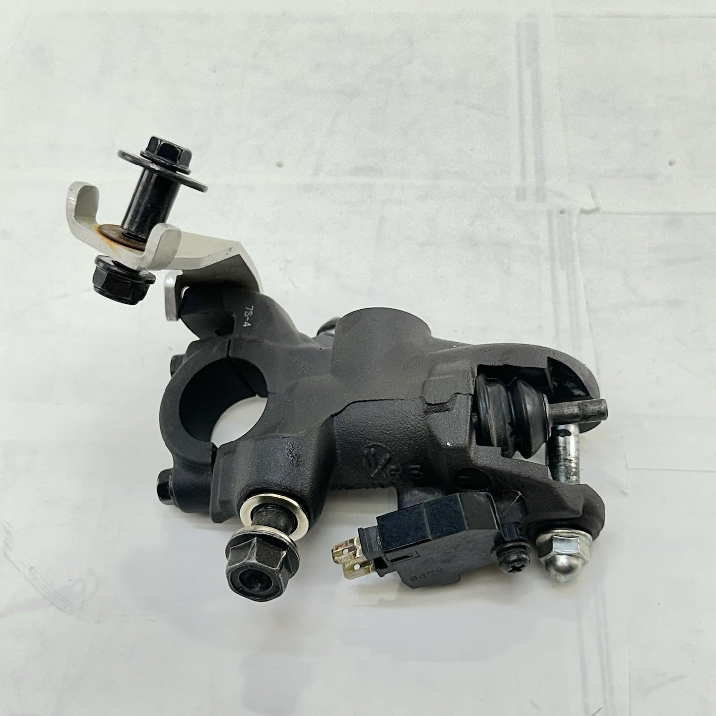 2017 - 2019 HONDA CBR 1000RR SP FRONT BRAKE MASTER CYLINDER BRACKET MOUNT STOCK