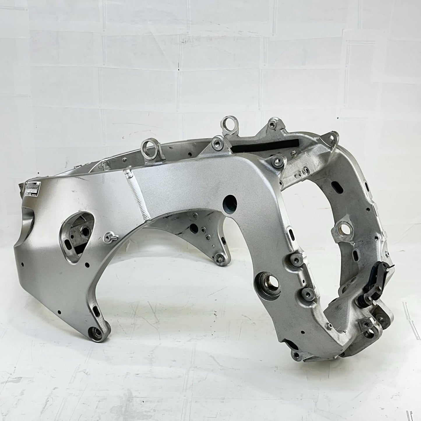 2017 - 2019 HONDA CBR 1000RR SP MAIN FRAME BODY CHASSIS SILVER *CRACK*