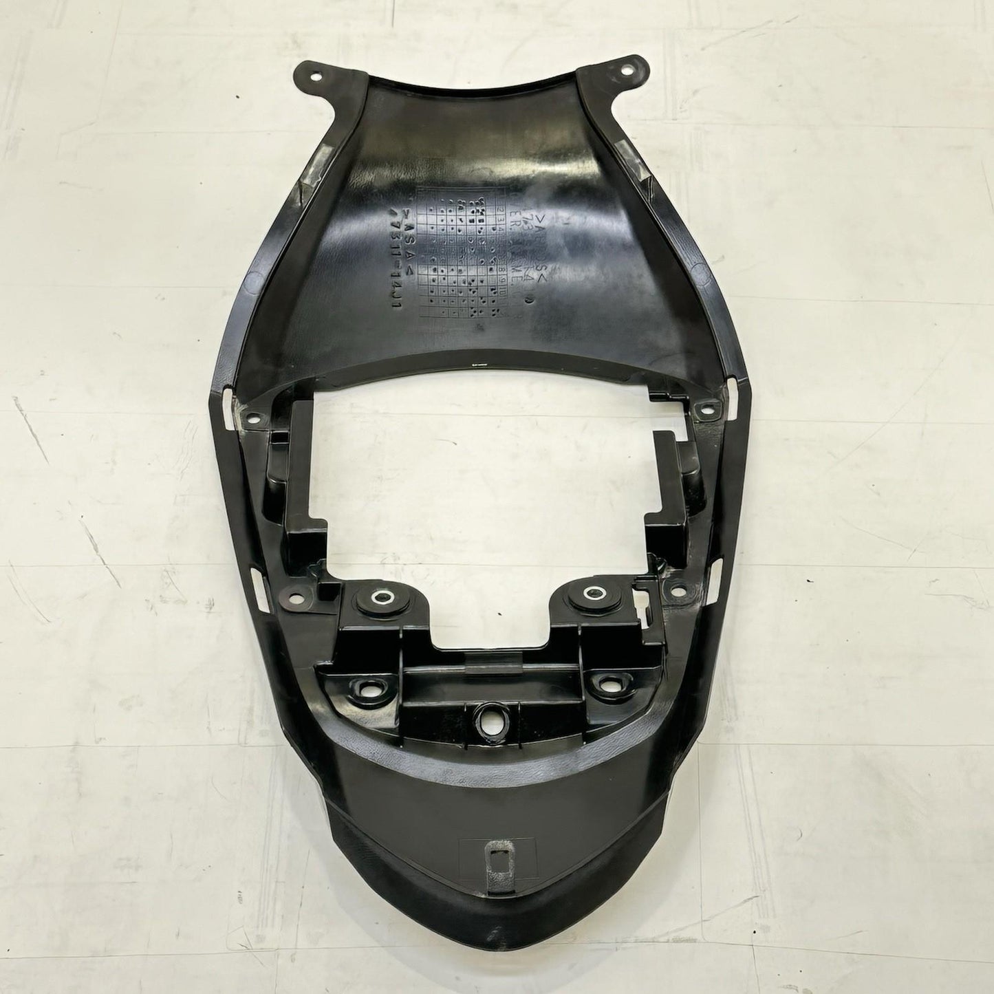 2011 - 2026 SUZUKI GSX 600 GSXR 750 REAR CENTER SEAT COWL FAIRING BLACK *CRACK*