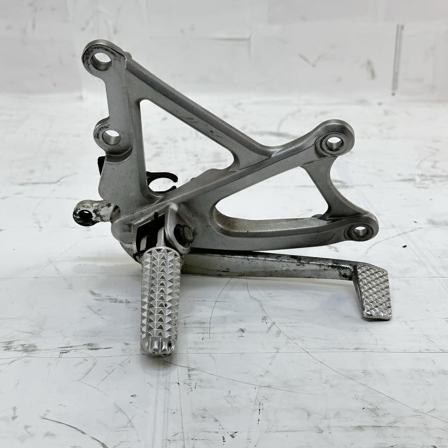 2009 - 2014 YAMAHA YZF R1 REAR SET SIDE FOOT CONTROL REST LEG PEG BRAKE PEDAL